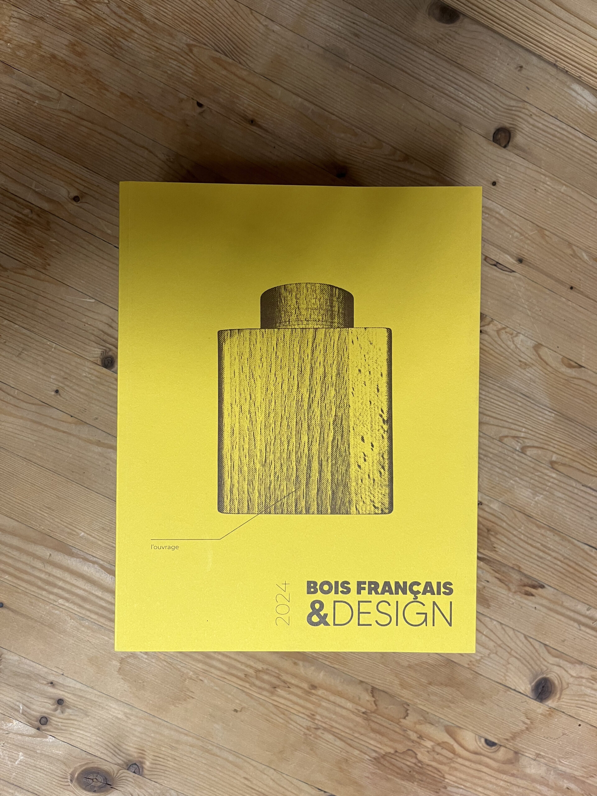 Couverture jaune du livre sur Bois français & Design 2024